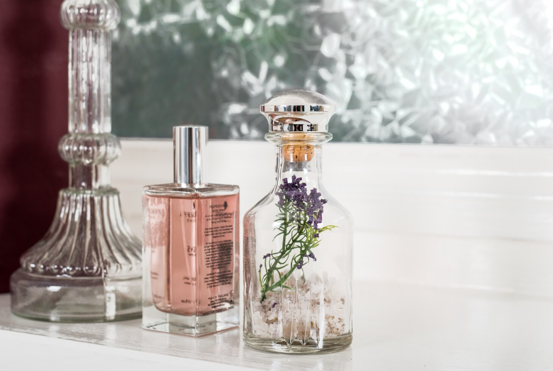 4 Cara Membuat Wangi Parfum Tahan Lama, Simpel Banget!