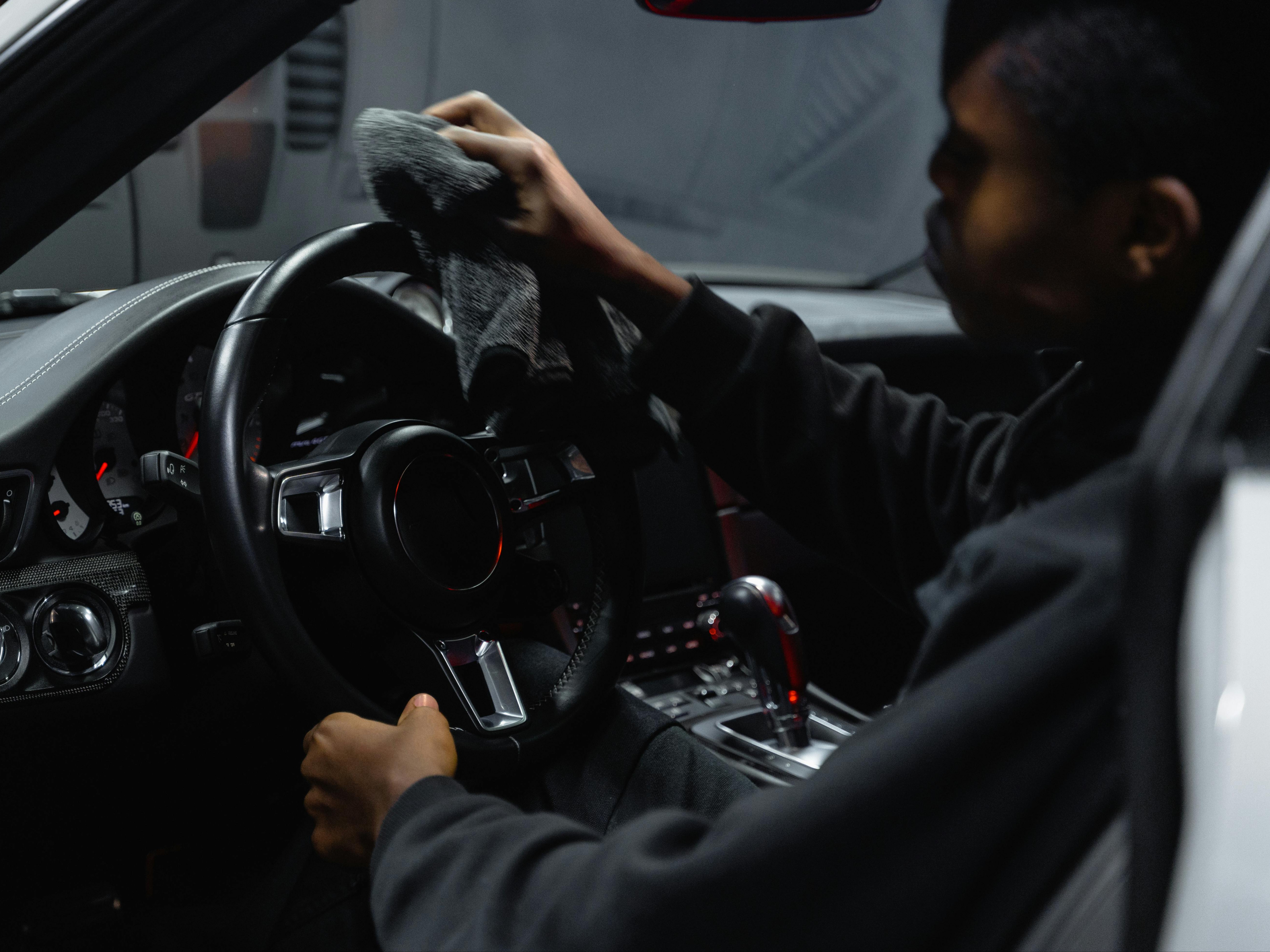 Cara Mudah Membersihkan Interior Mobil dan Jok Motor dengan Foam Cleaner