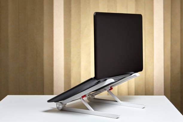 Ribet Bawa Laptop dan Stand Terpisah? Gunakan Stand Laptop Lipat Aja!