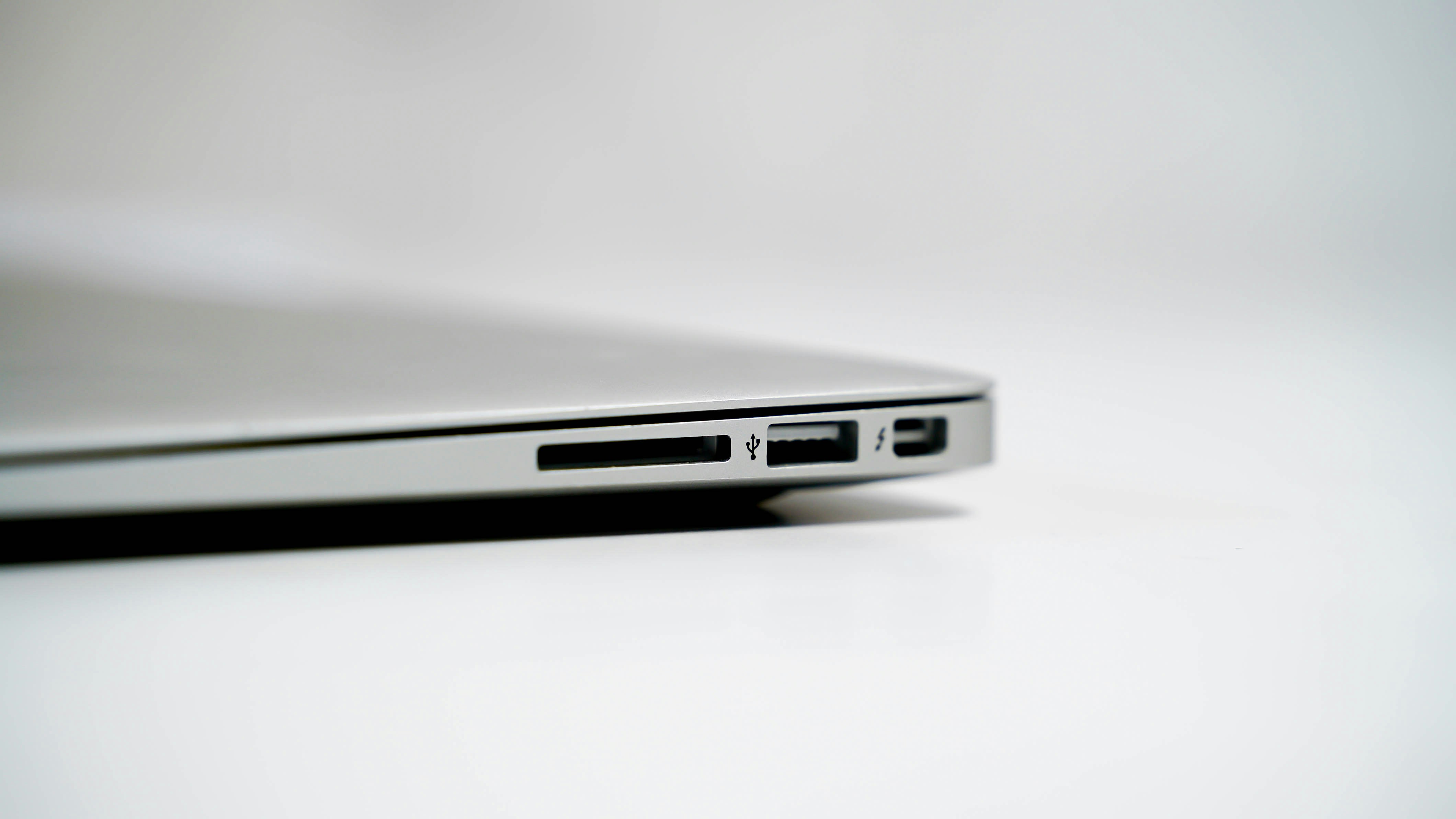 Laptop Slim Emang Keren, Tapi Tahu Nggak Kekurangannya di Koneksi Internet?