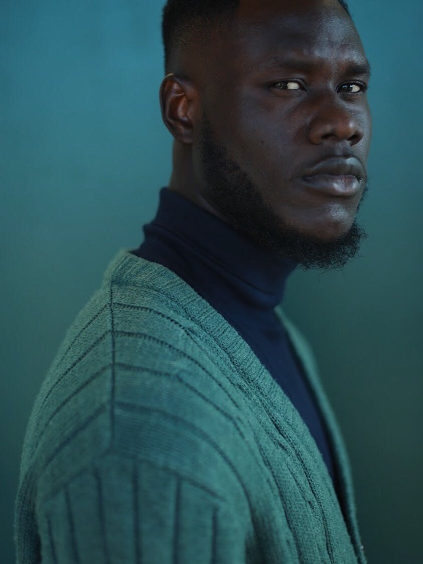 Teman Setia di Ruangan AC! Kenapa Cardigan Knitwear Ideal untuk Iklim Tropis?