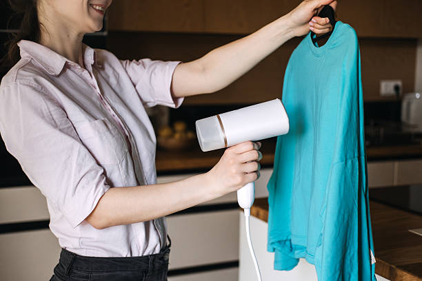Buru-buru tapi Baju Harus Rapi? Ini Trik Andalan Pakai Handheld Steamer