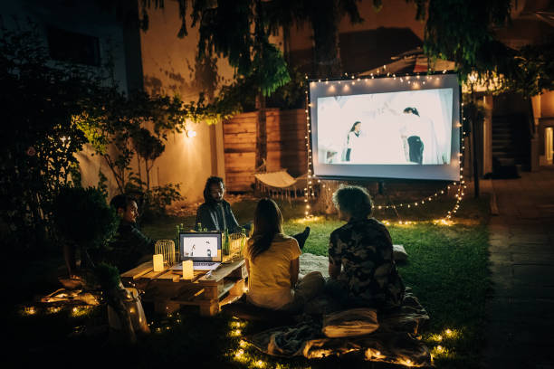 Apakah Layar Proyektor Masih Relevan di Era TV Cerdas?