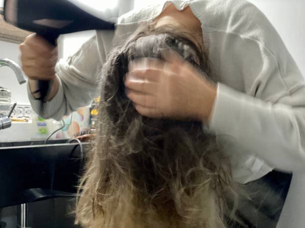 Waspada, Ini Posisi Mengeringkan Rambut yang Paling Sering Salah dan Bisa Berdampak Buruk!