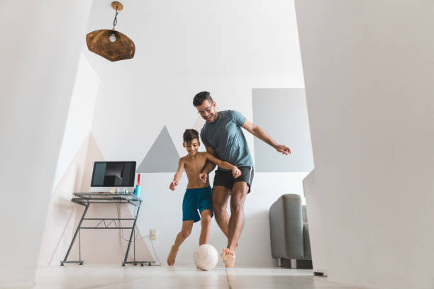 7 Latihan Sepak Bola Sederhana di Rumah, Seru untuk Quality Time Keluarga!