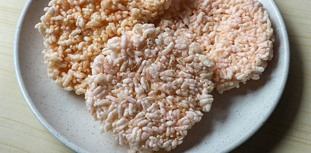 Rengginang, Camilan Tradisional yang Selalu Dinanti Sebagai Oleh-Oleh Liburan!