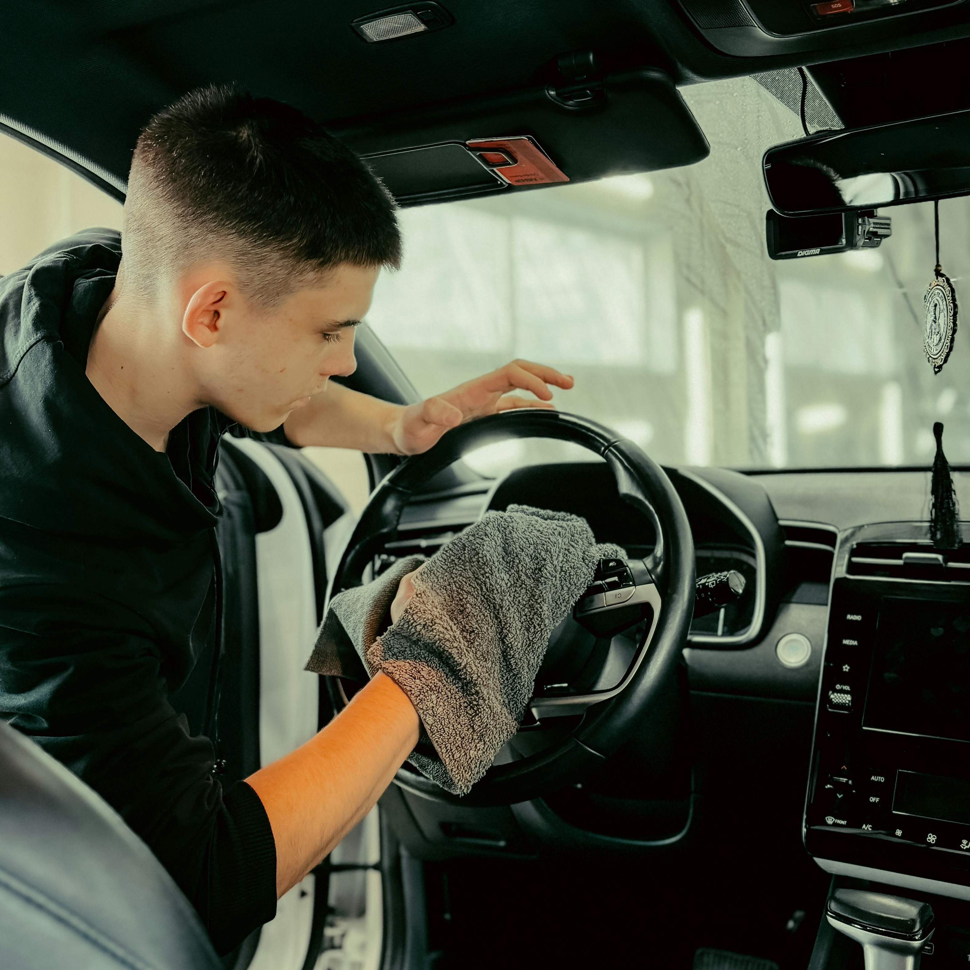 Cara Mudah Membersihkan Interior Mobil dan Jok Motor dengan Foam Cleaner