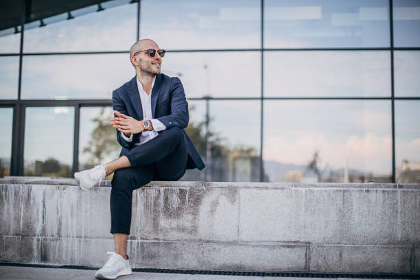 Tips Memadukan Sneakers dengan Outfit Formal, Nggak Susah Kok!
