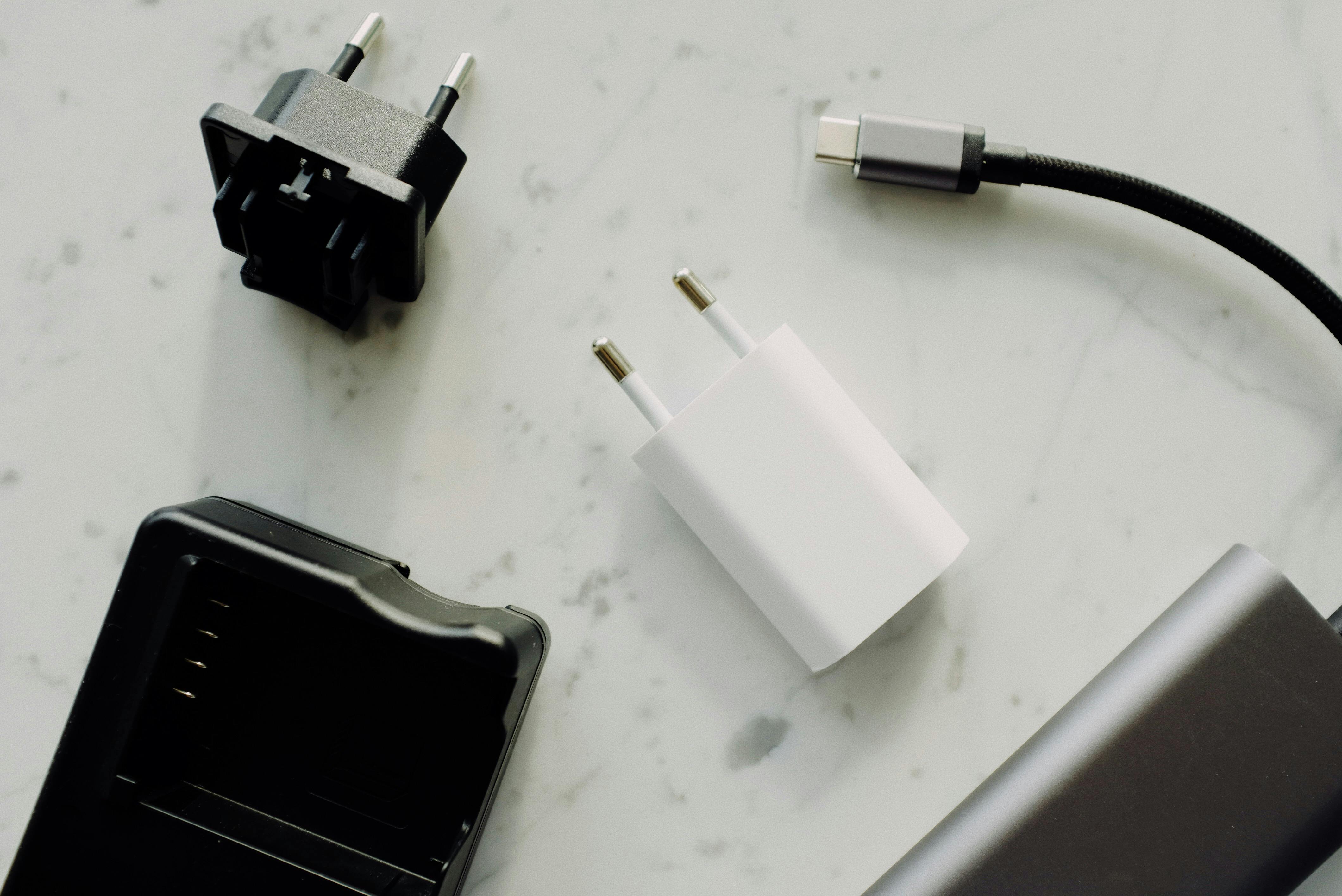 Charger Kabel atau Charger Magnetik, Pilih Mana? Cek Faktanya!