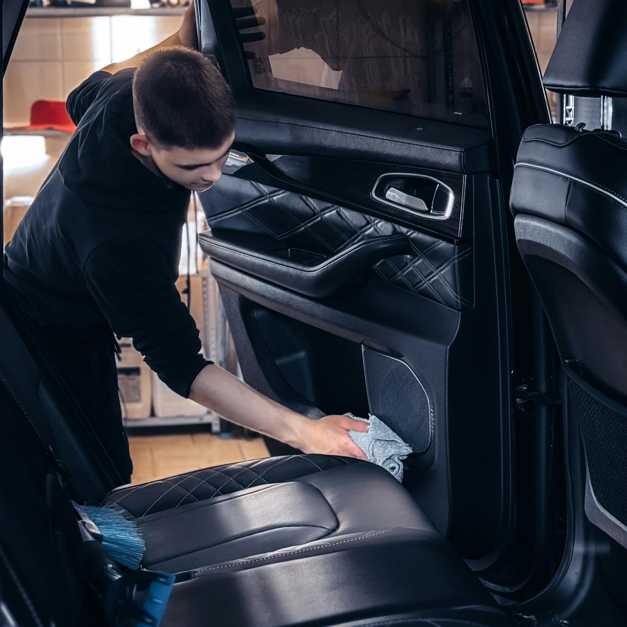 Cara Mudah Membersihkan Interior Mobil dan Jok Motor dengan Foam Cleaner