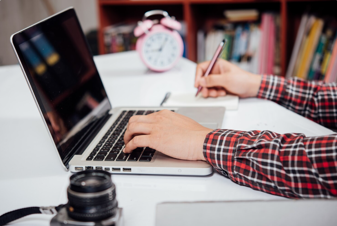 Tablet vs Laptop: Mana yang Lebih Efektif untuk Sekolah Belajar Online?
