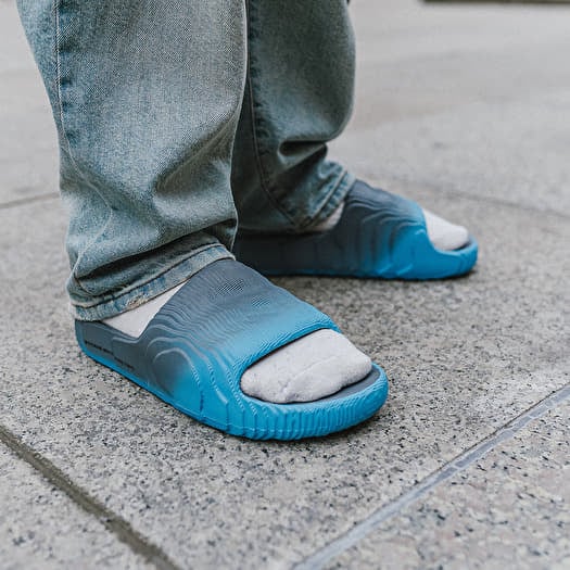 Alas Kaki Serbaguna: Sandal Unisex Tebal yang Lagi Hits