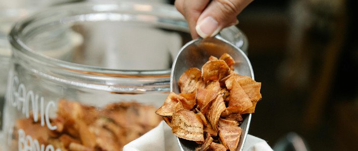 Momen Liburan Makin Hangat dengan Stok Keripik Pisang Renyah di Rumah