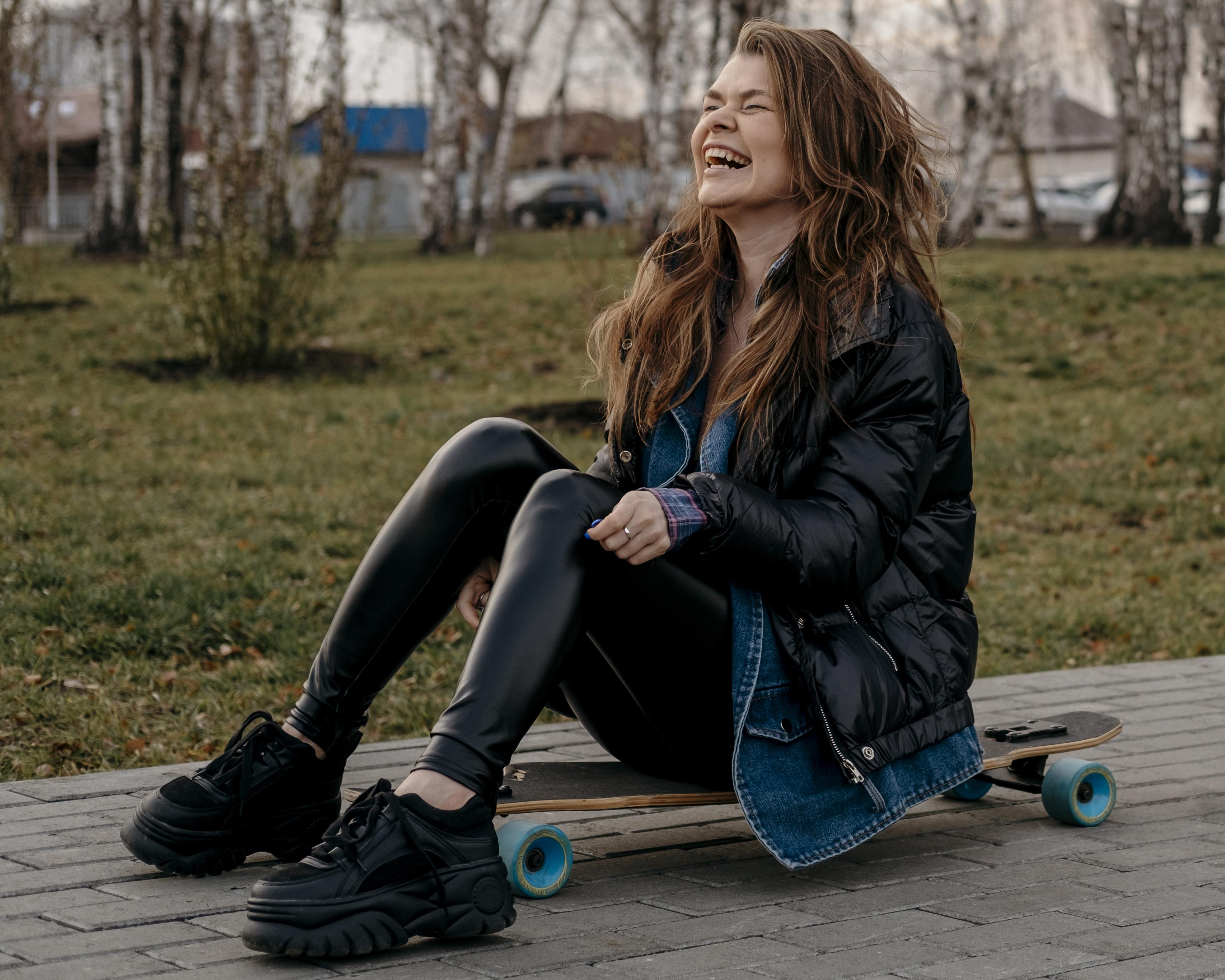 Bukan Cuma Buat Sekolah! Begini Cara Sneakers Hitam Jadi Fashion Statement Untuk OOTD Kamu