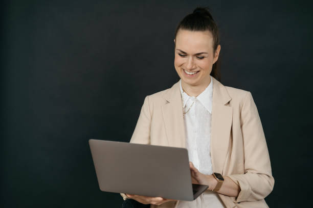 5 Tips Mix and Match Blazer Wanita untuk ke Kantor, Hangout, dan Acara Formal