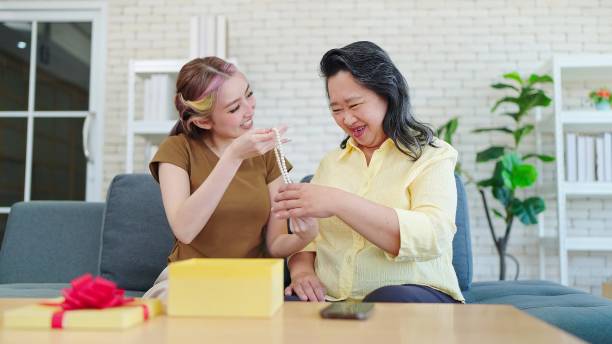 7 Ide Kado Hari Ibu yang Bisa Bikin Mama Tersenyum Haru