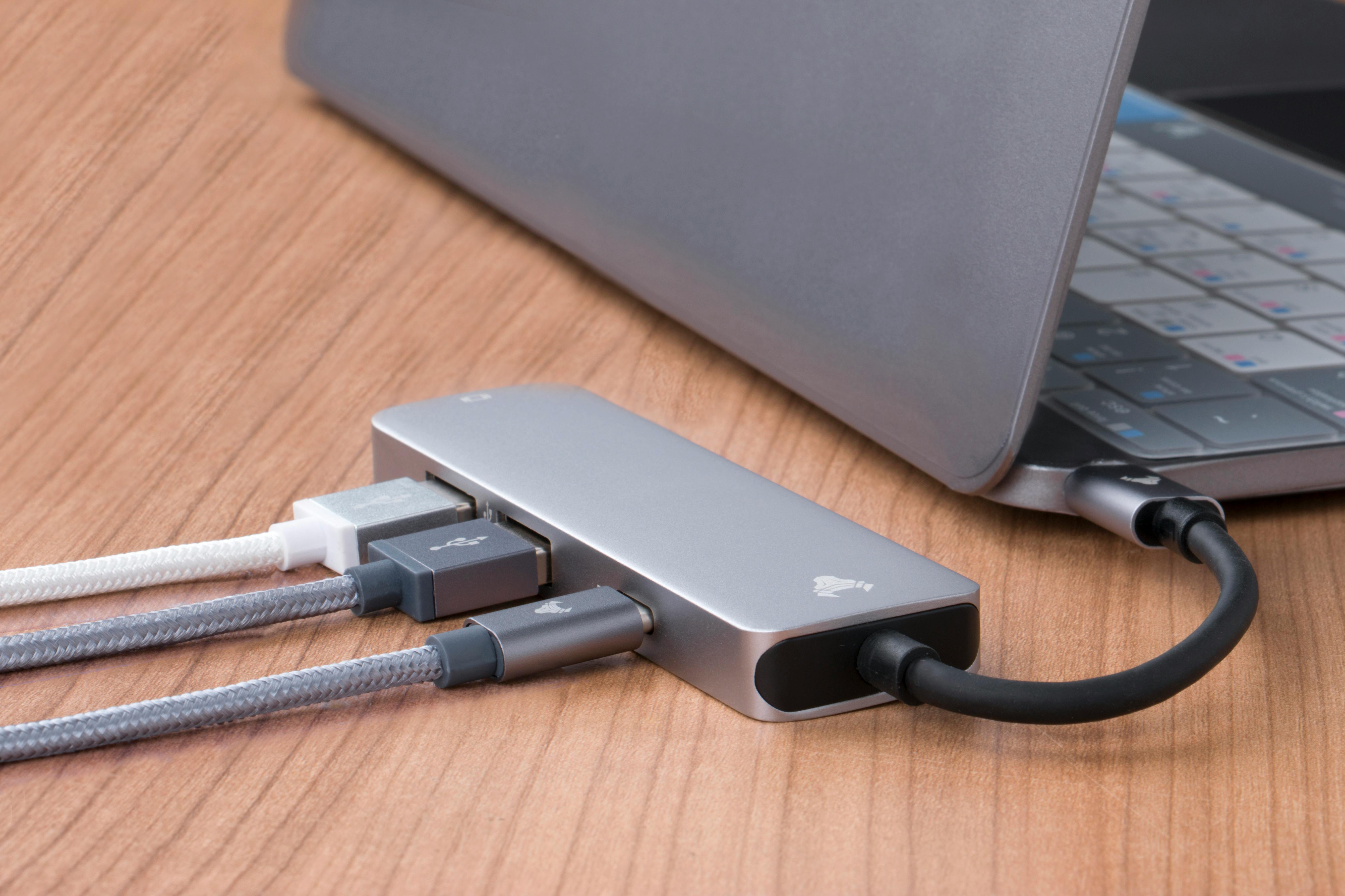Laptop Makin Canggih Tapi Colokannya Makin Sedikit, Kok Bisa?
