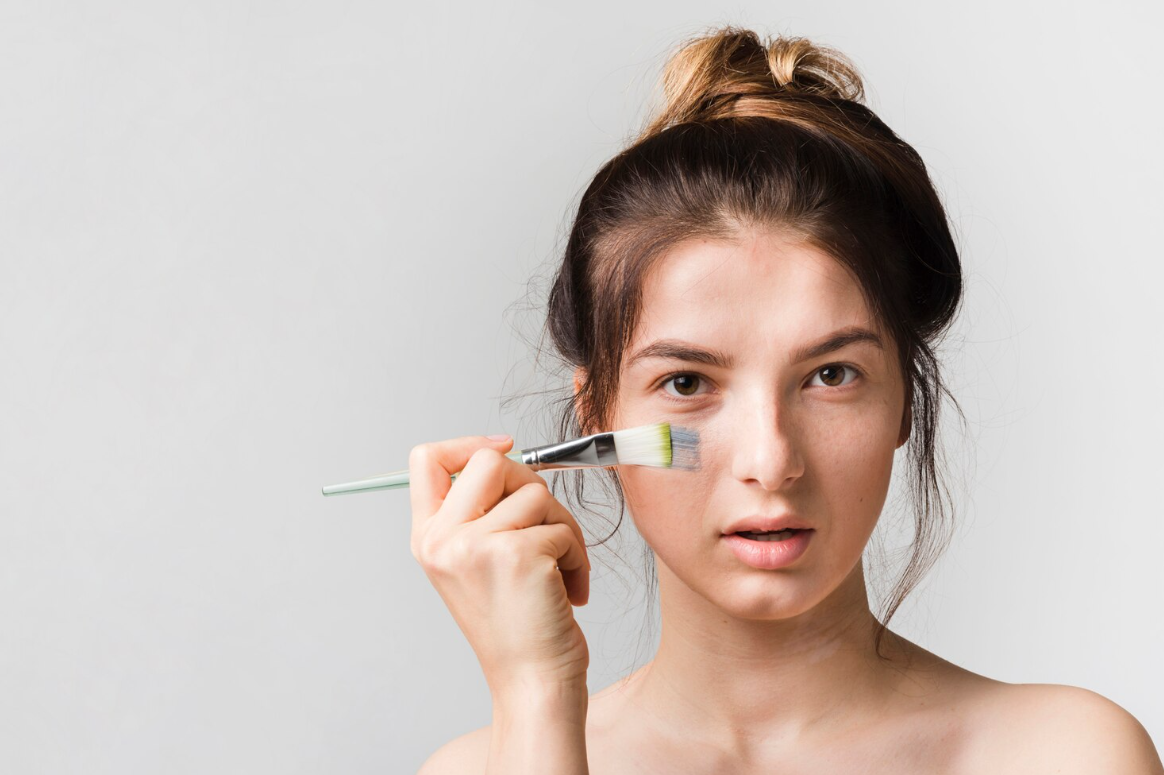 Jangan Sampai Kelihatan Aneh, Simak 5 Kesalahan Umum Saat Menggunakan Highlighter Wajah