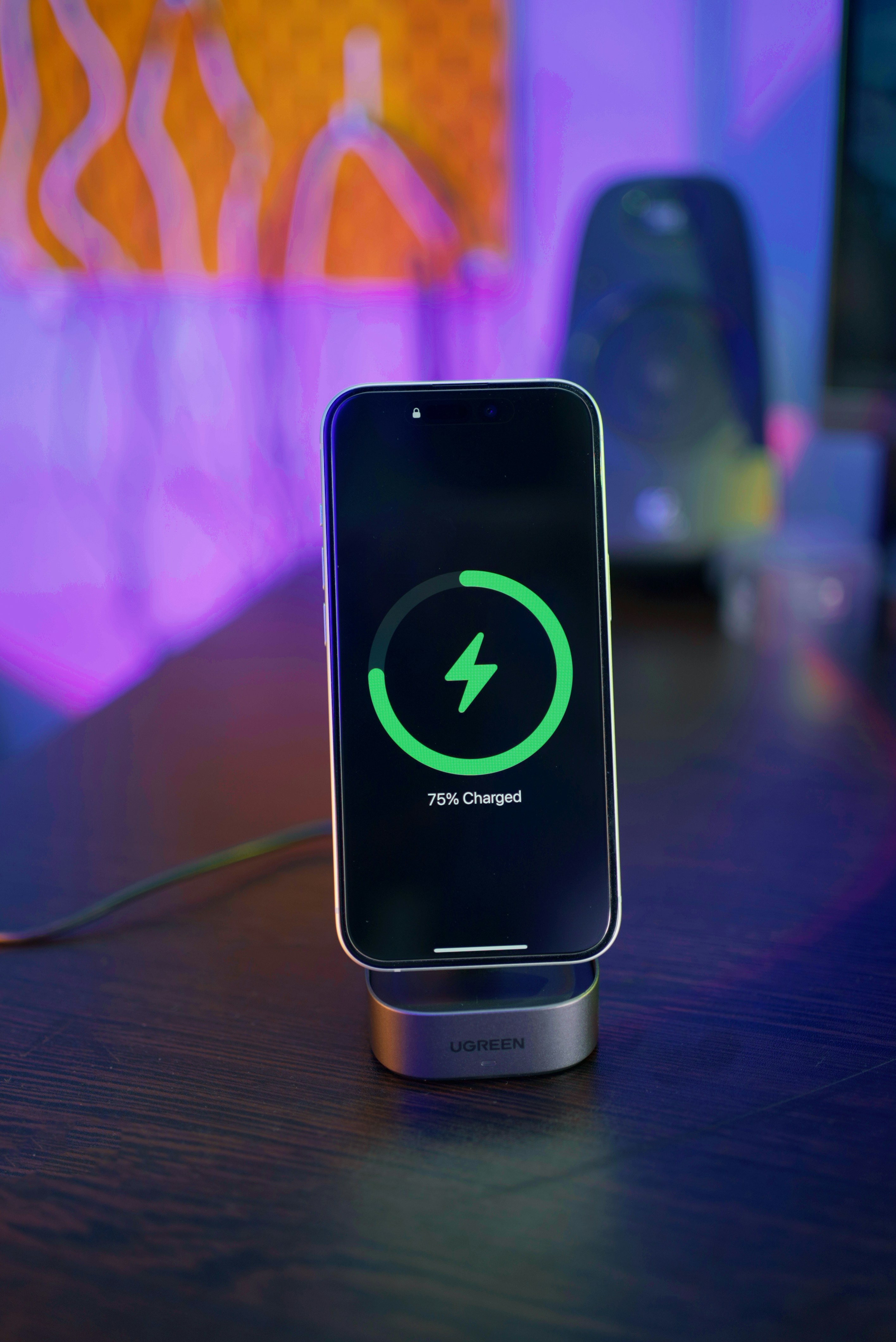 Isi Daya Sambil Kerja! Magnetic Charger Stand Ubah HP Jadi Layar Multitasking WFH