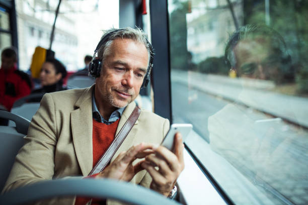 Tips Nyaman dan Aman Dengarkan Musik Saat Commuting!