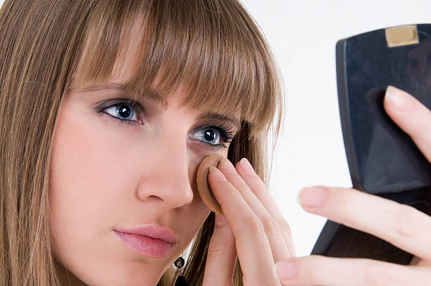 Cara Menghindari Mascara Smudge Ketika Menggunakan Penjepit Bulu Mata