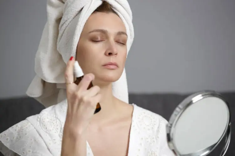 Spray Serum Perih di Mata? Simak Tips Aman Cara Semprotnya