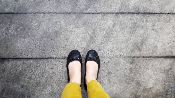 6 Ide Outfit Kantoran Wanita Pakai Flat Shoes yang Praktis dan Modis