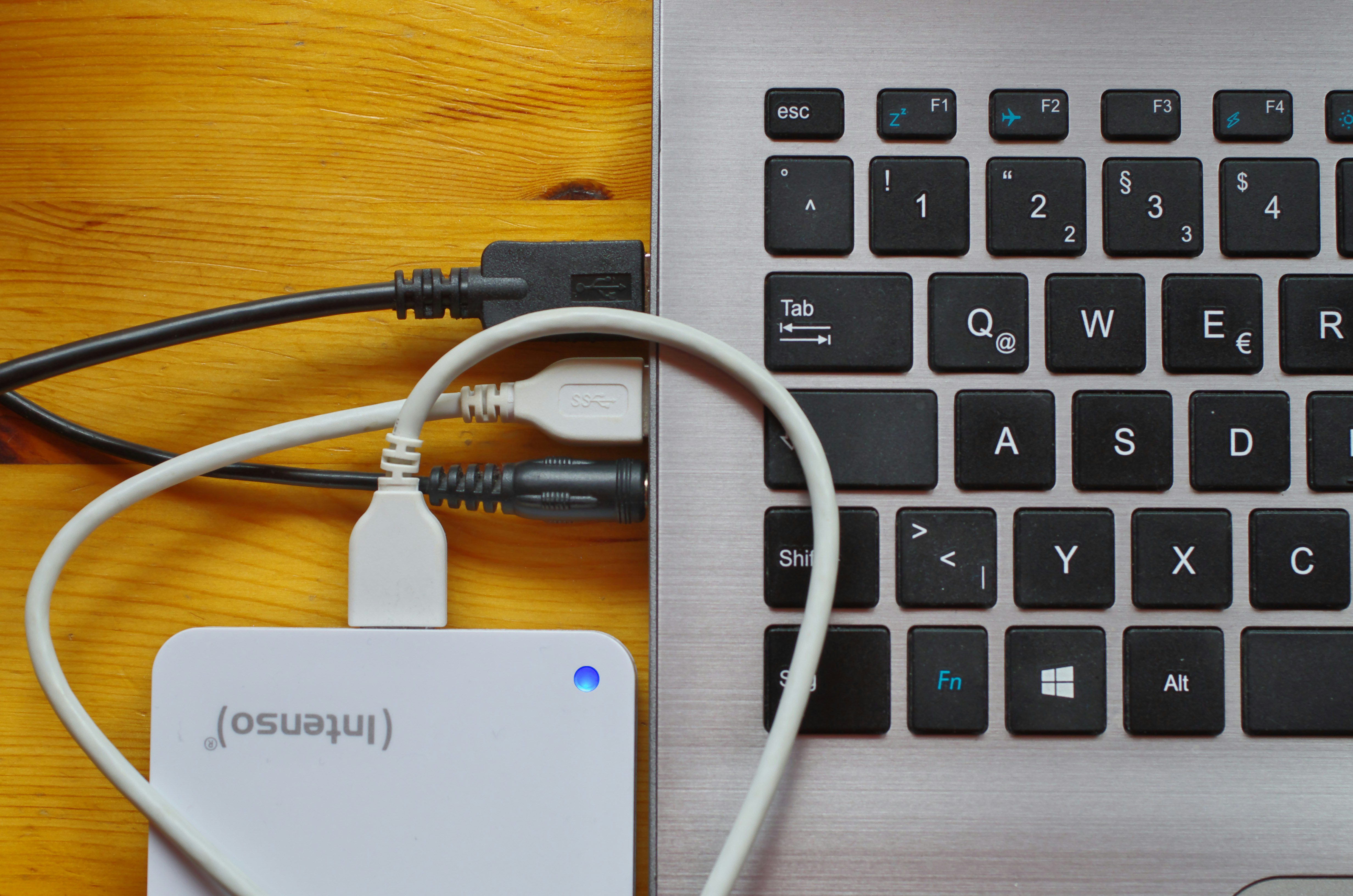 Bye-bye Kabel Kusut! Cuma Butuh Satu Gadget Ini untuk Charge Semua HP dan Device Kamu