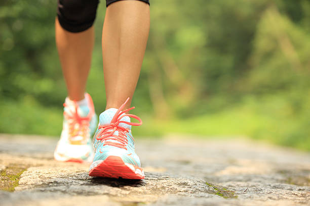5 Tips Memilih Sepatu Sneakers Olahraga Wanita Sesuai Bentuk Kaki