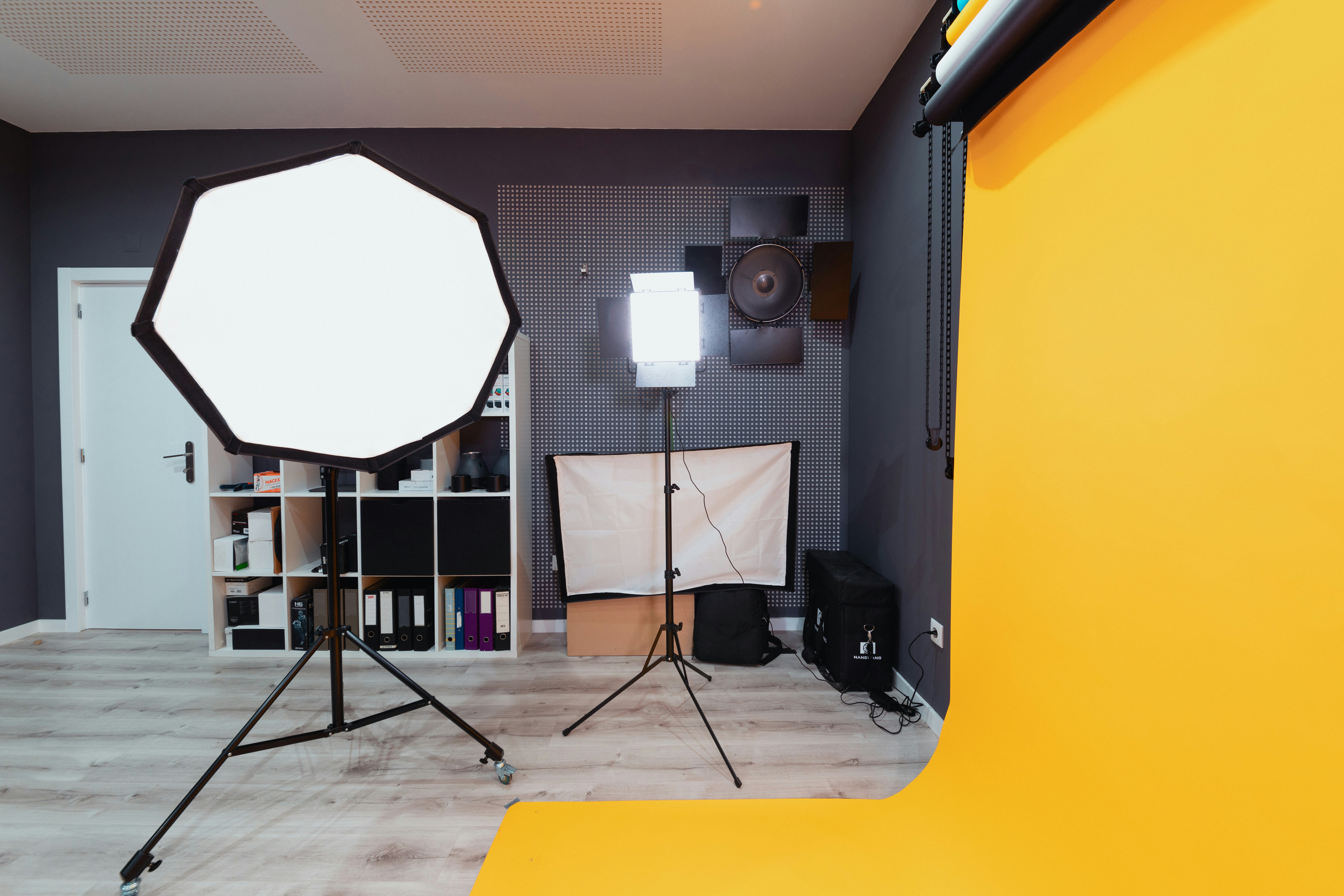 Nggak Punya Studio Mahal? 5 Trik Rahasia Foto & Video Jernih dengan Softbox
