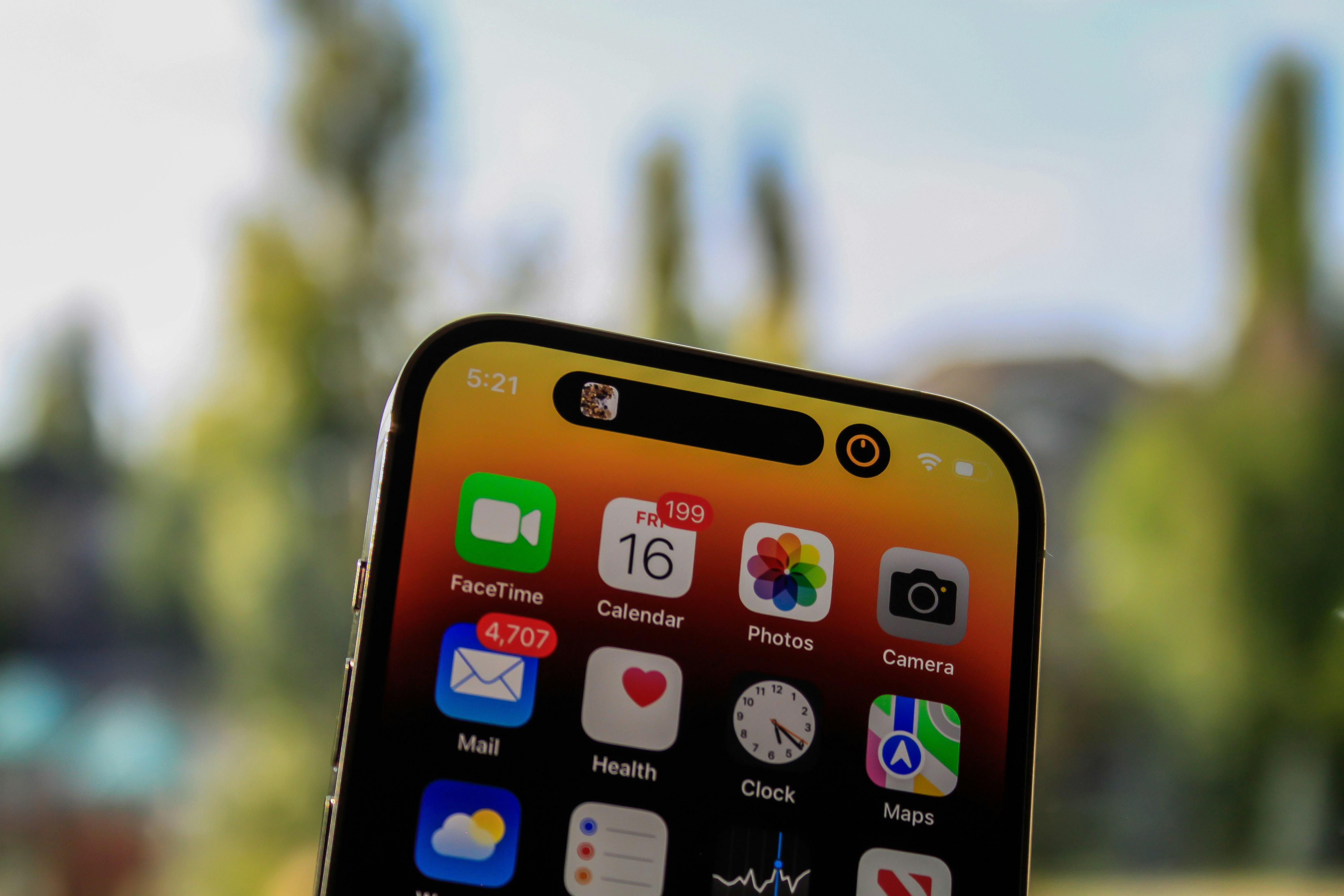 Dynamic Island Bukan Hiasan! Ini Trik Pakainya Biar iPhone Kamu Gak Cuma Buat Scroll TikTok