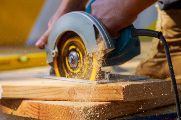 Baru Pertama Kali Pakai Circular Saw? Begini Cara Aman Menggunakannya untuk Pemula!
