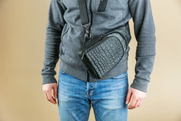 10 Alasan Pria Suka Pakai Tas Selempang, Praktis hingga Stylish