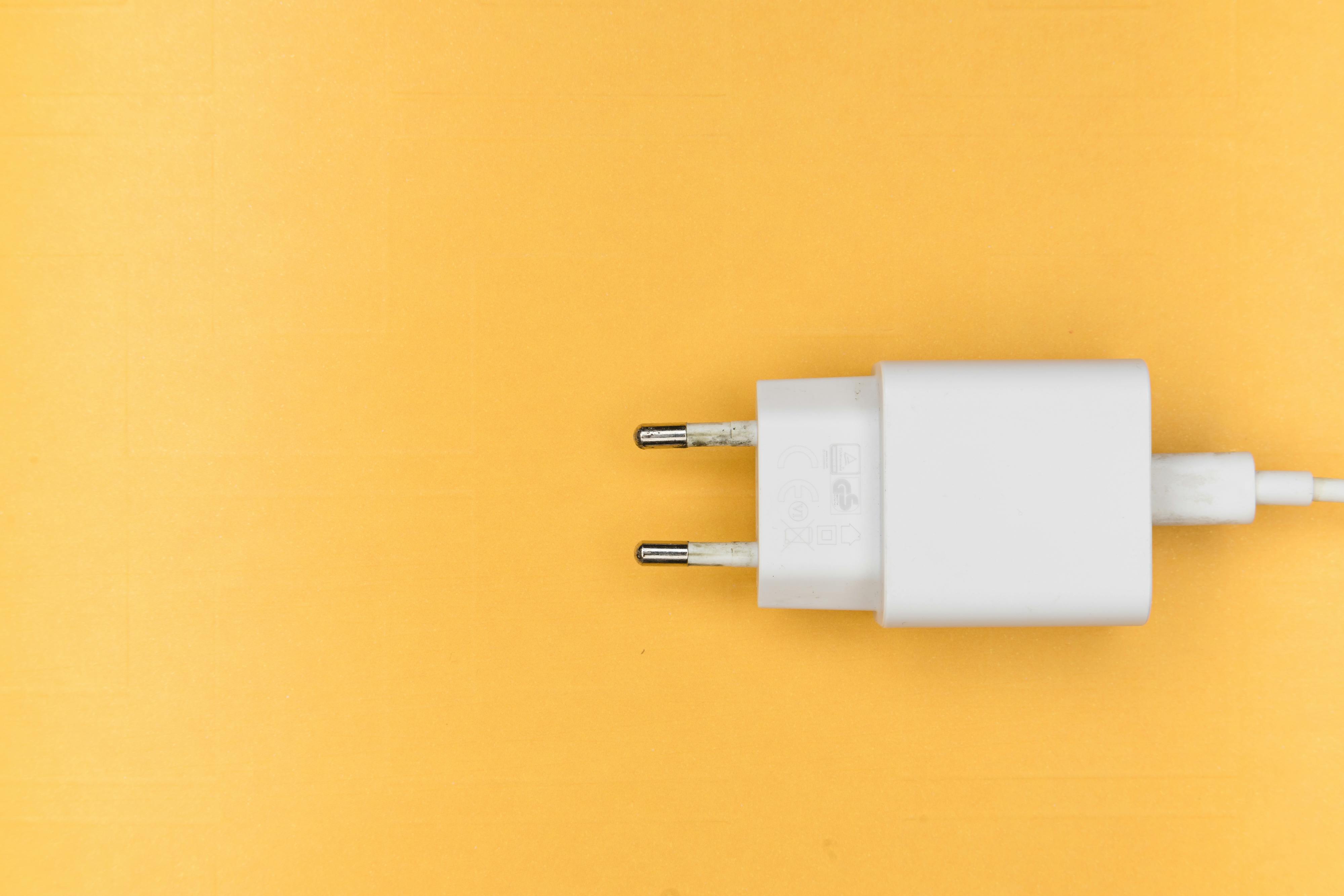 Bahaya Overheating? Tips Memilih Adaptor 65 W PD yang Aman dan Bersertifikasi