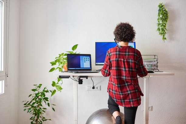 Punggung Pegal Minggir! Ini Rahasia Adjustable Desk Bikin Kerja Anti Nyeri