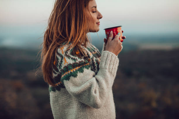 Mau Liburan ke Daerah yang Dingin? Kamu Wajib Bawa Sweater Rajut!
