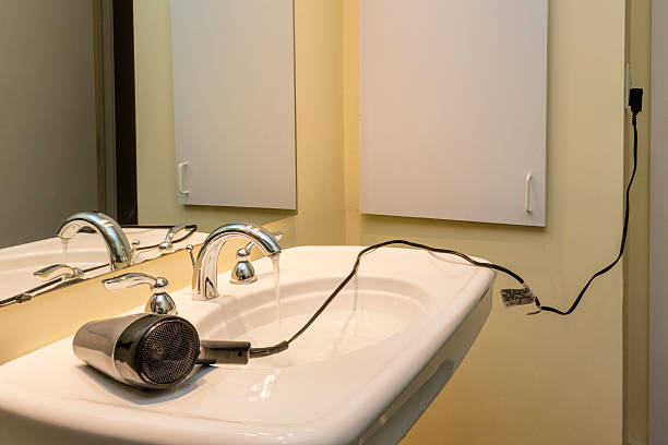Pakai Hair Dryer di Kamar Mandi? Ini Cara Aman Menggunakannya Biar Nggak Kesetrum!