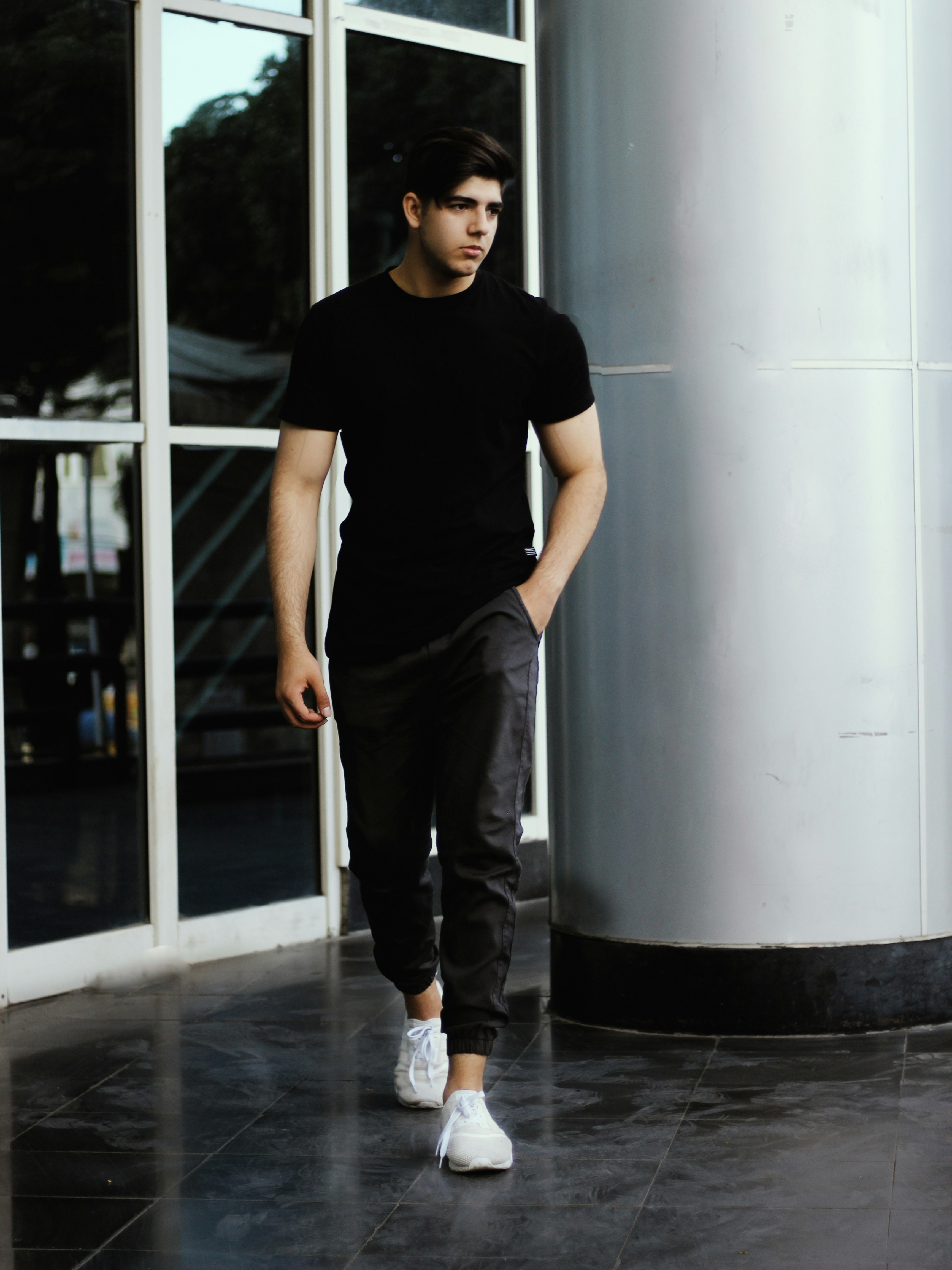 Tampil Rapi Tanpa Gerah! Kenapa Jogger Pants Jadi Kunci Street Style Pria Modern?