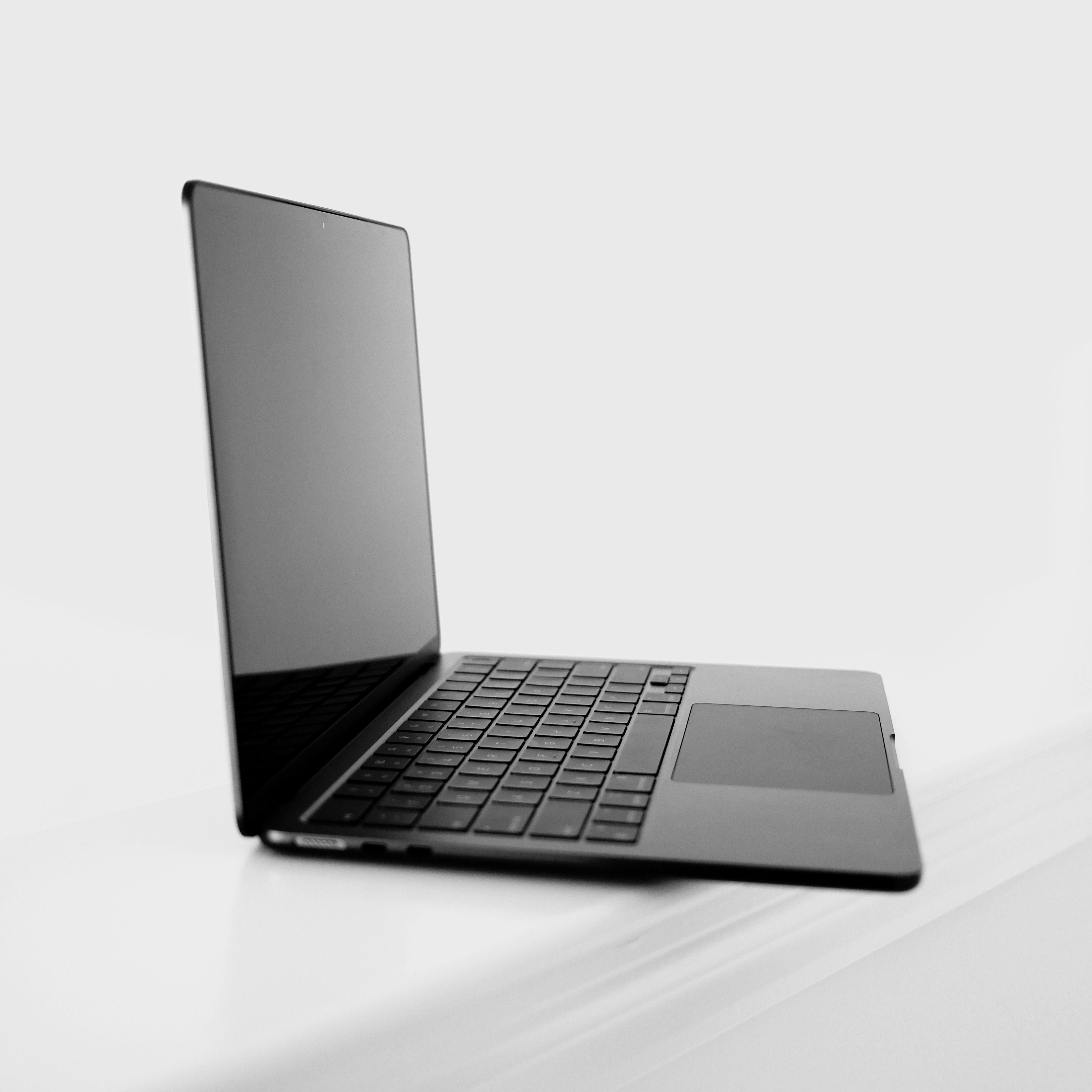 Lupakan Laptop Lama! MacBook Air M2 Bukan Main-Main Lagi