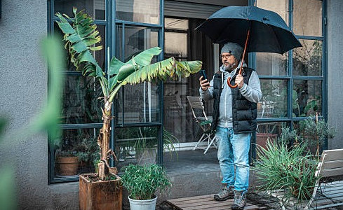 Vest di Musim Hujan, Outfit Praktis Buat Tetap Hangat dan Keren