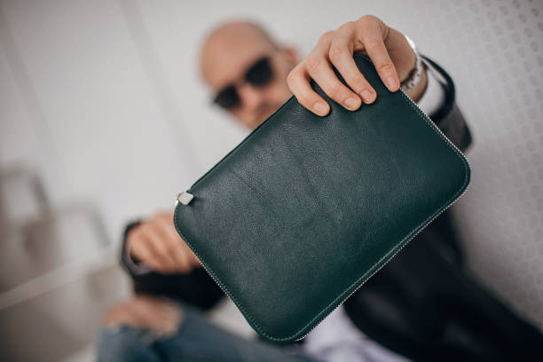 Clutch Bag Pria, Solusi Praktis untuk Bawa Barang Penting Sehari-Hari