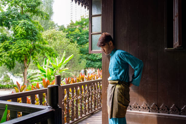 Selain Buat Ibadah, Ini Ide Styling Sarung agar Lebih Fashionable