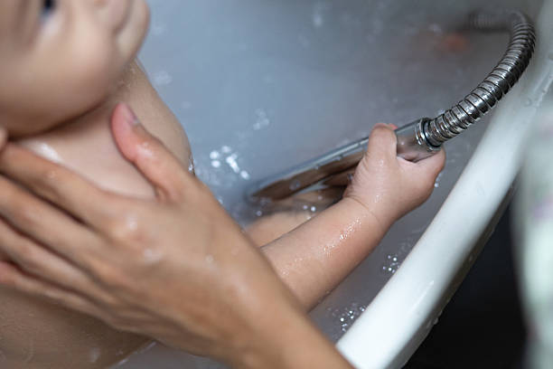Cara Mengatasi Bayi Rewel Saat Mandi dengan Shower Lembut