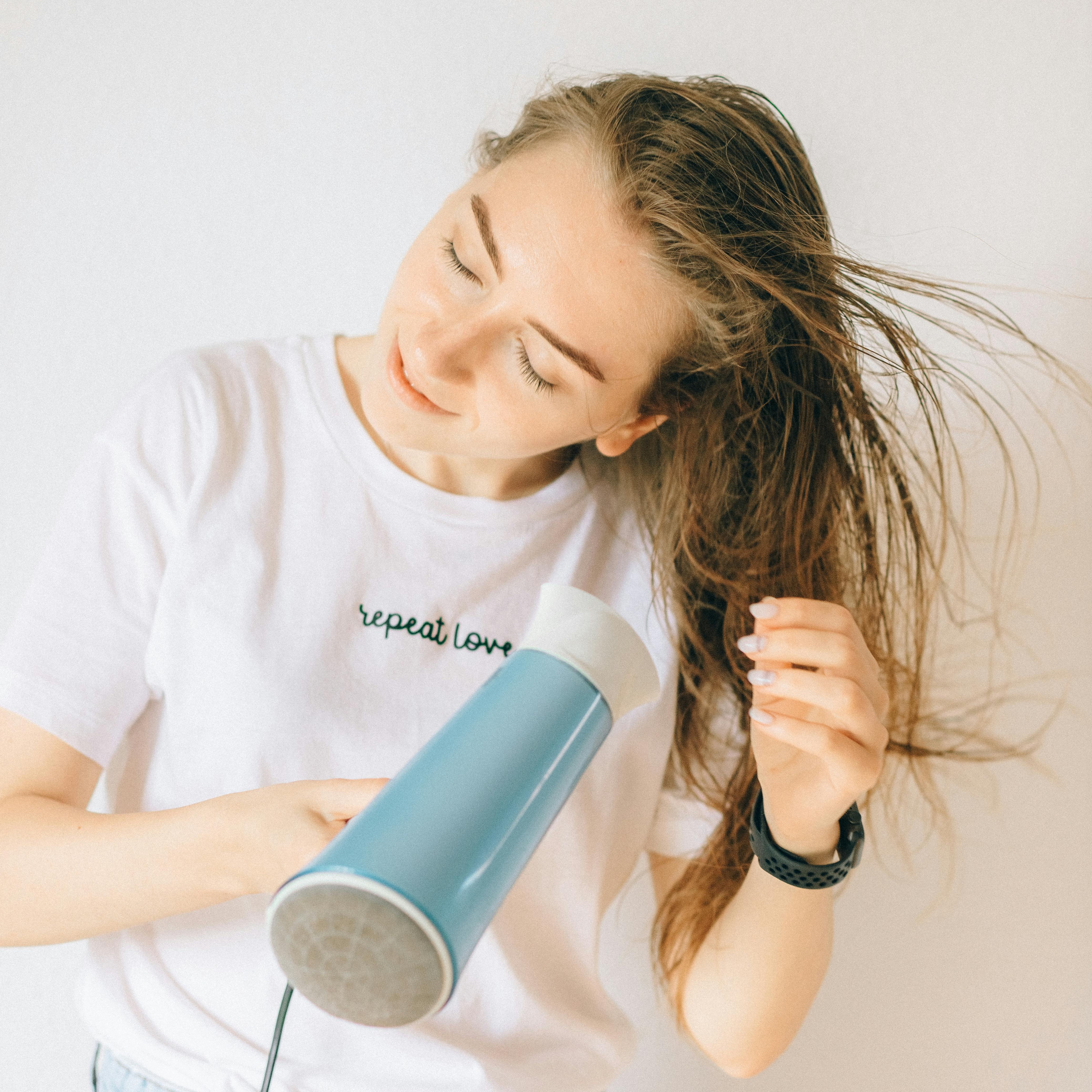 Selamat Tinggal Rambut Rusak! Ini 5 Manfaat Hair Dryer Negative Ion yang Bikin Rambutmu Sehat