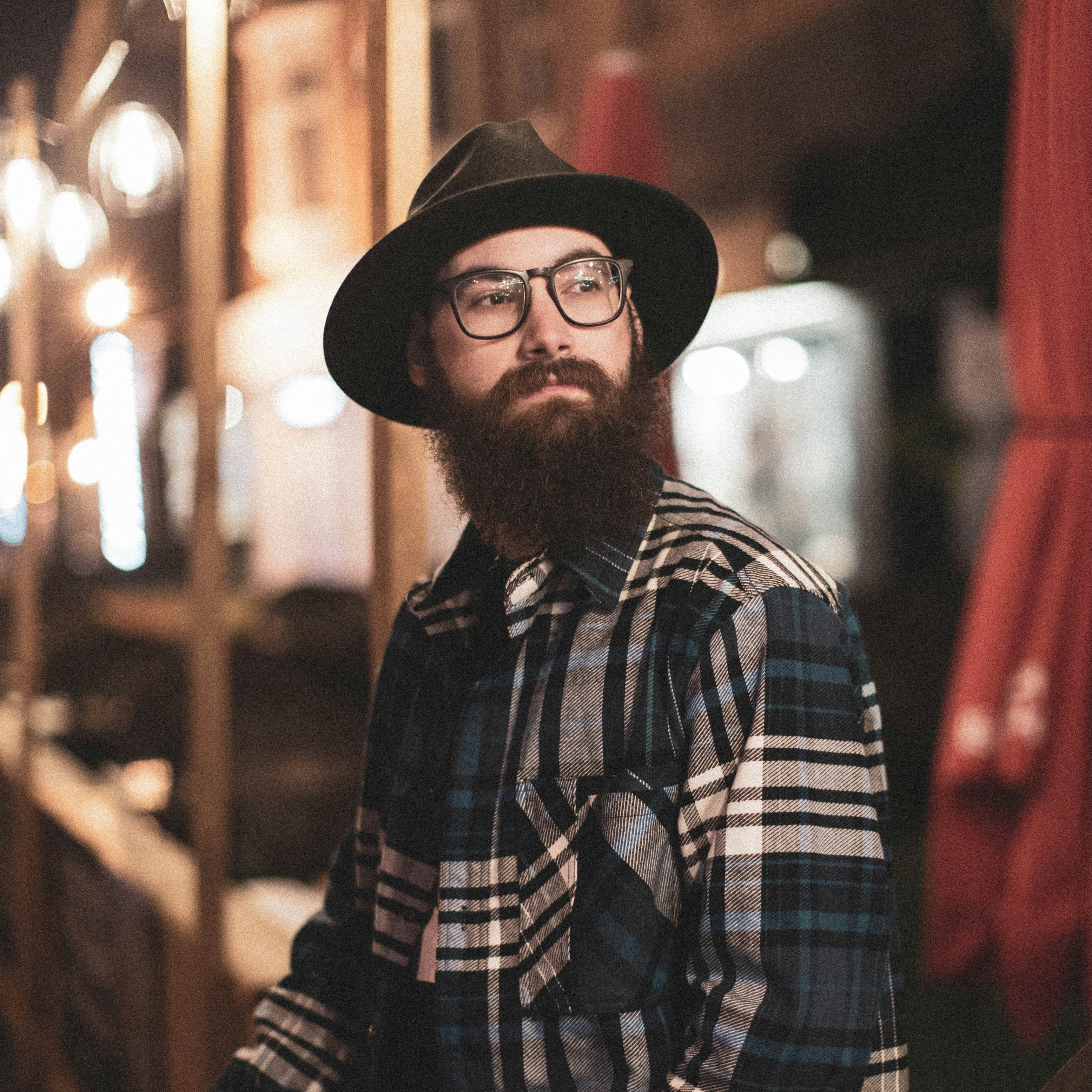 Flannel Pria Tidak Hanya Santai, Ini Cara Biar Outfitmu Lebih Berkarakter