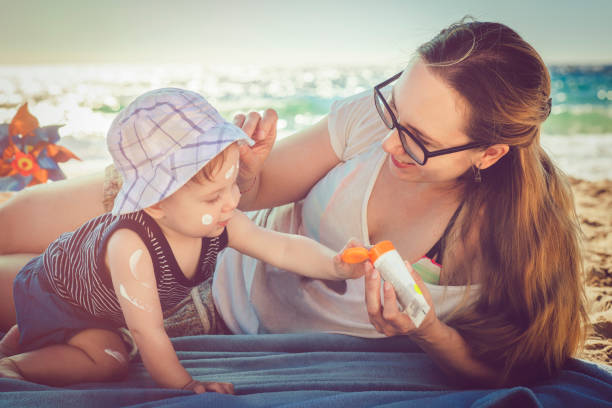 Moms, Ini Alasan Anak Juga Perlu Pakai Sunscreen