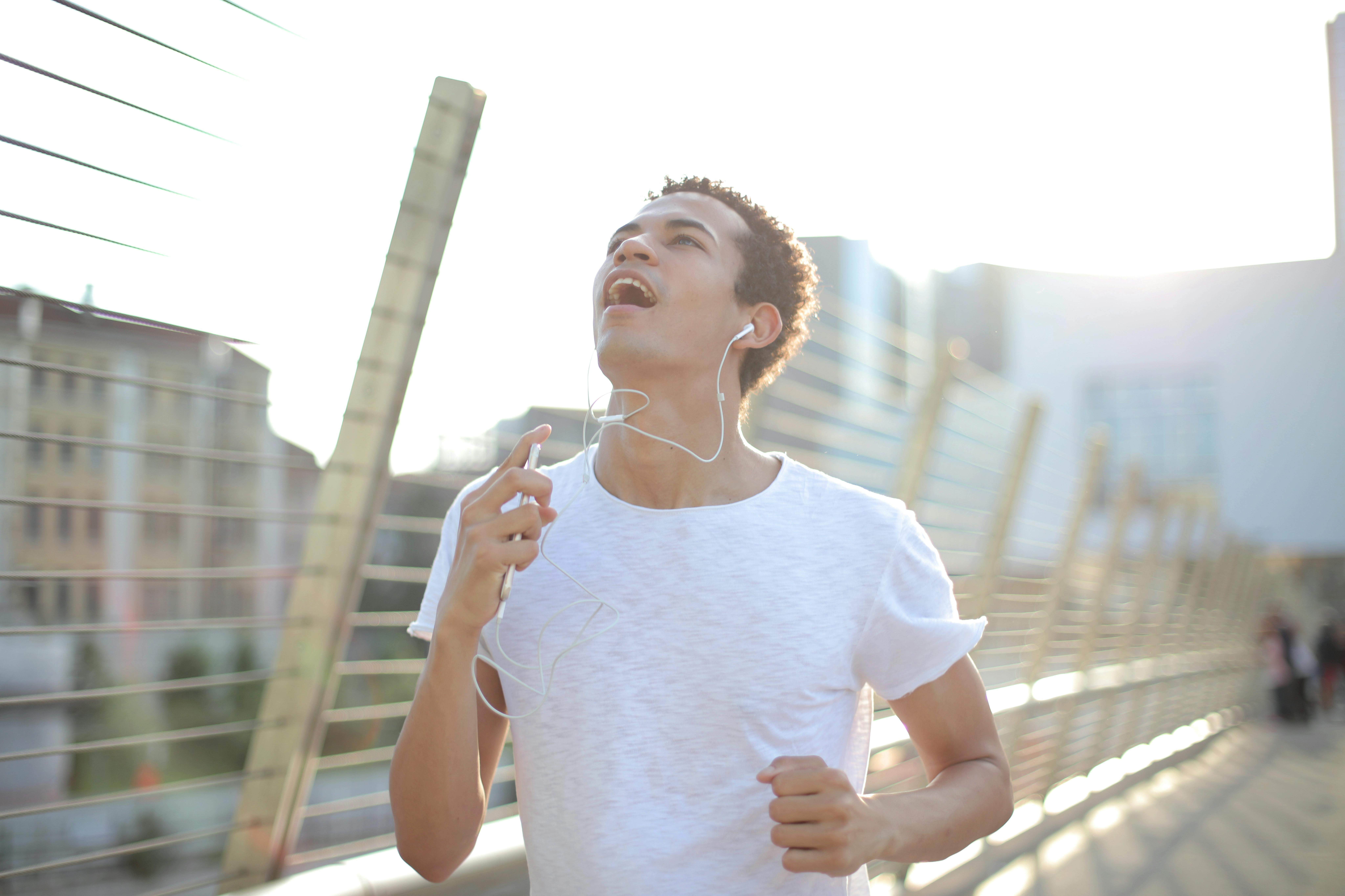 Runner Wajib Tahu! Ini Alasan Open-Ear Bluetooth Earphone Adalah Earphone Olahraga Paling Aman