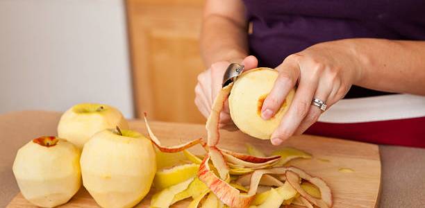 5 Cara Mudah Mengupas Buah Pakai Peeler