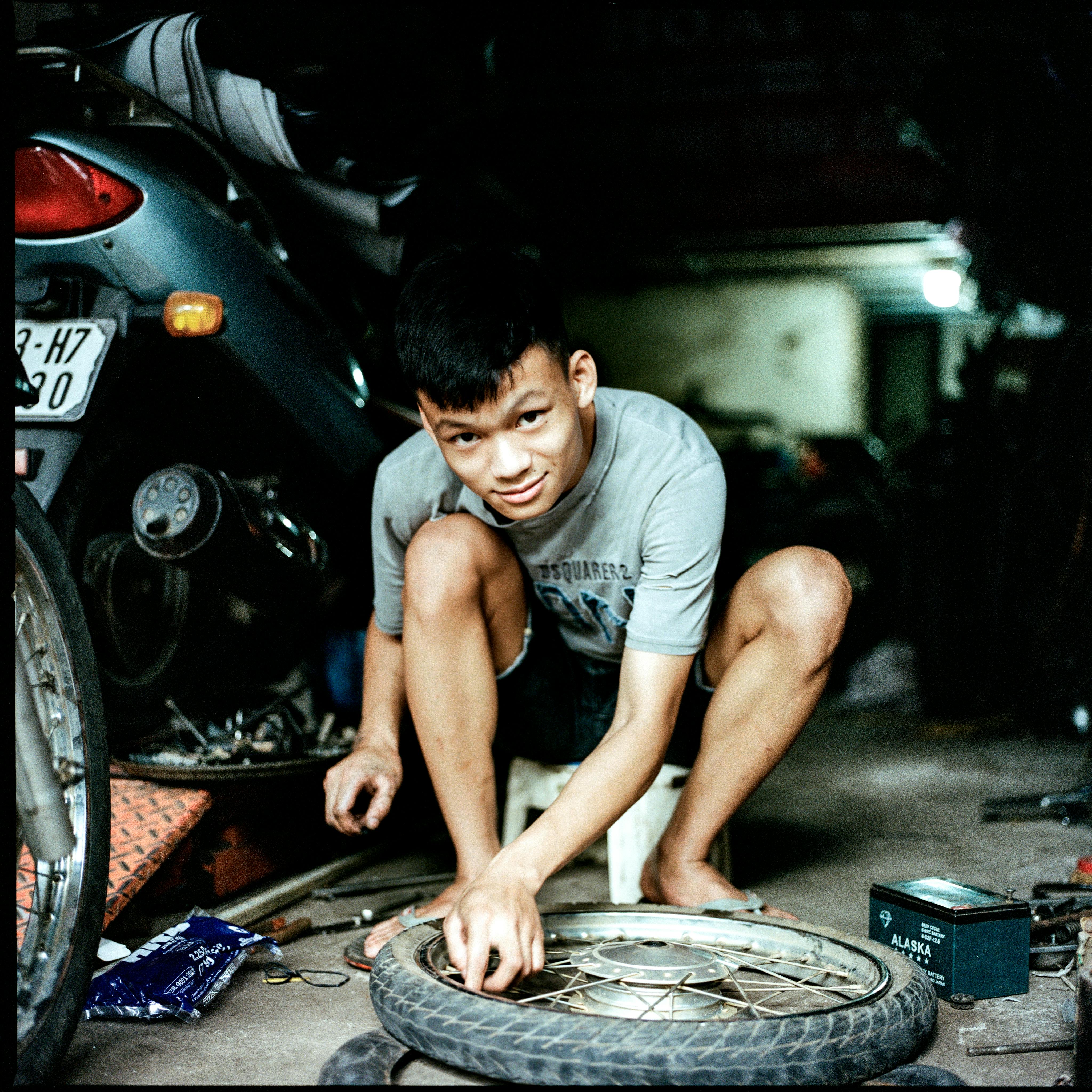 Jangan Panik! Solusi Darurat Saat Ban Tubeless Bocor di Jalan