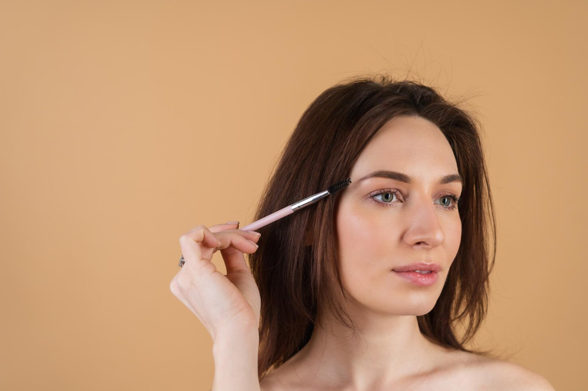 Ingin Alis Tampak Prima dan Natural Tanpa Sulam? Coba Teknik Ini dengan Pensil Alis!